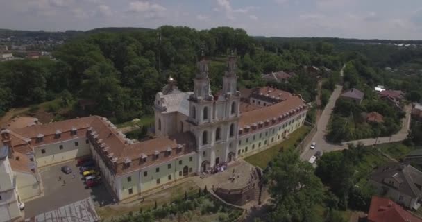 Letecký pohled na katolický klášter v létě, Buchach 4k — Stock video