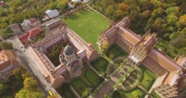 Chernivtsi Üniversitesi'nin 4k res. - en eski üniversitelerinden biri havadan görünümü