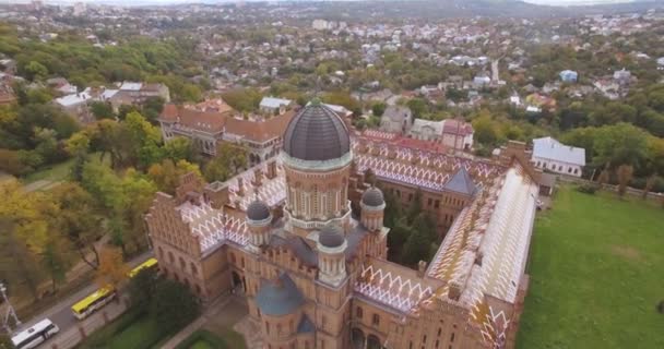 Luchtfoto van de Chernivtsi Universiteit in 4k res.-een van de oudste universiteiten — Stockvideo