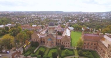 Chernivtsi Üniversitesi'nin 4k res. - en eski üniversitelerinden biri havadan görünümü