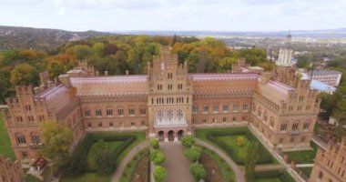 Chernivtsi Üniversitesi'nin 4k res. - en eski üniversitelerinden biri havadan görünümü