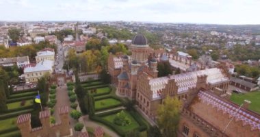 Chernivtsi Üniversitesi'nin 4k res. - en eski üniversitelerinden biri havadan görünümü