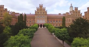Chernivtsi Üniversitesi'nin 4k res. - en eski üniversitelerinden biri havadan görünümü