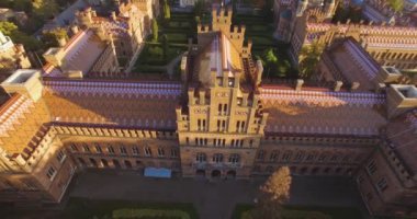Chernivtsi Üniversitesi'nin 4k res. - en eski üniversitelerinden biri havadan görünümü