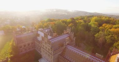 Chernivtsi Üniversitesi'nin 4k res. - en eski üniversitelerinden biri havadan görünümü