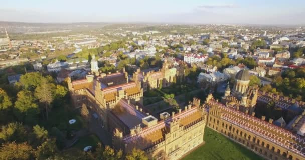 Vista aérea de la Universidad de Chernivtsi en 4k res. - una de las universidades más antiguas — Vídeos de Stock