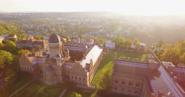 Letecký pohled na Černivci univerzitu v 4k res.-jedna z nejstarších univerzit — Stock video