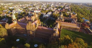 Chernivtsi Üniversitesi'nin 4k res. - en eski üniversitelerinden biri havadan görünümü