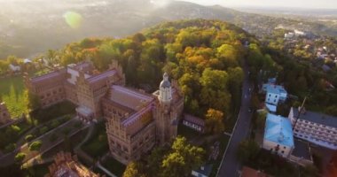 Chernivtsi Üniversitesi'nin 4k res. - en eski üniversitelerinden biri havadan görünümü