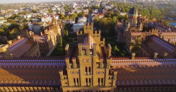 Luchtfoto van de Chernivtsi Universiteit in 4k res.-een van de oudste universiteiten — Stockvideo