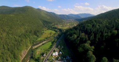 Uzun mesafe doğa dağ yeşil ağaç orman manzara, havadan görünümü. 4k