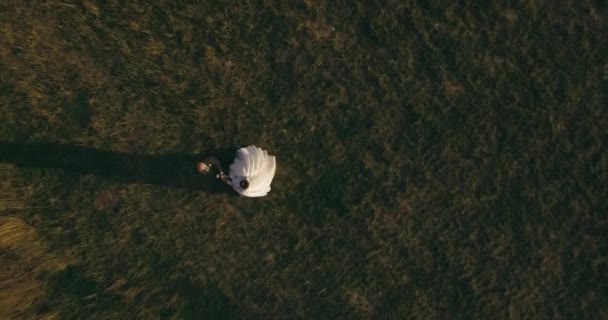 The couple standing on the picturesque mountain on the sunrise bckg 4k aerial — Stock Video