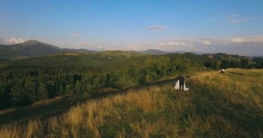 Çift gündoğumu bckg 4k anten pitoresk dağda ayakta