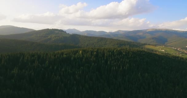 Naturaleza de larga distancia montaña verde árbol bosque paisaje, vista aérea. 4k — Vídeos de Stock