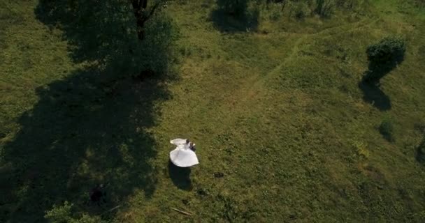 Le couple debout sur la montagne pittoresque au lever du soleil bckg 4k aérien — Video