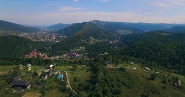 Jarak jauh alam pohon hijau gunung lanskap hutan, pandangan udara. 4k — Stok Video