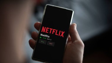 15 Ocak 2024. Değiş tokuş ekranında Netflix 'in logosu. Netflix hisse senetleri, bir aygıtta NFLX $.