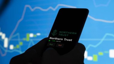 15 Ocak 2024. Northern Trust 'ın logosu bir takas ekranında. Northern Trust hisse senetleri, bir cihazda NTRS $.