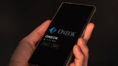 15 Ocak 2024. Bir değiş tokuş ekranında ONEOK logosu. ONEOK fiyat hisseleri, bir aygıt üzerinde OKE $.