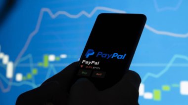 15 Ocak 2024. PayPal 'ın logosu bir değiş tokuş ekranında. PayPal fiyat hisseleri, bir aygıtta $PYPL.