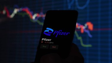 15 Ocak 2024. Pfizer 'ın logosu bir değiş tokuş ekranında. Pfizer hisse senetleri, cihazda PFE $.