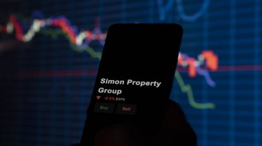 15 Ocak 2024. Takas ekranında Simon Emlak Grubu 'nun logosu. Simon Özellik Grubu hisse senetleri, cihaza $SPG.
