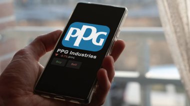 15 Ocak 2024. PPG Endüstri 'nin logosu bir değiş tokuşun ekranında. PPG Endüstri hisse senedi fiyatları, cihaza PPG $.