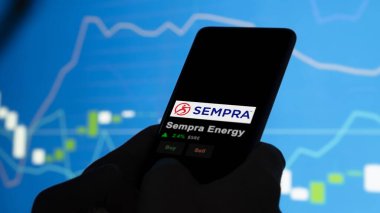 15 Ocak 2024. Değişim ekranında Sempra Enerji logosu. Sempra Enerji Fiyat Hisseleri, Bir aygıta SRE $.