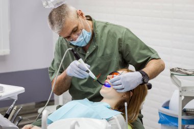 Dişçi kız diş Kliniği incelenmesi. Diş sorunu. Sağlıklı gülümseme.