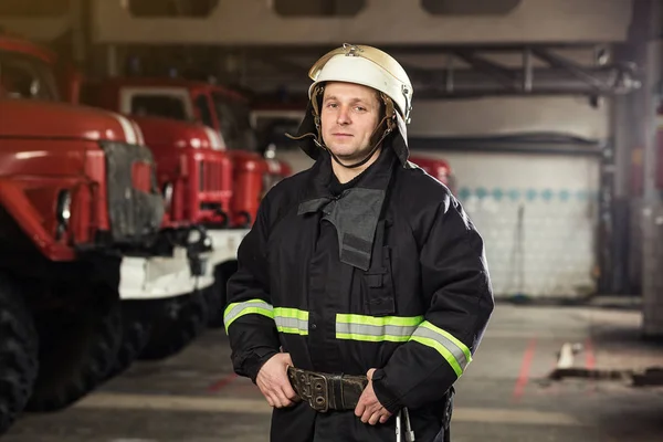 Brandweerman Brandweerman Actie Staande Buurt Van Een Brandweerwagen Veiligheid Van — Stockfoto