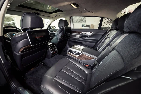 24 Nisan, 2018 - Vinnitsa, Ukrayna. BMW 750i konsept otomobil - içinde iç