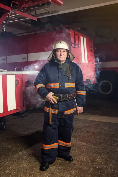 Bombeiro Bombeiro Ação Perto Caminhão Bombeiros Segurança Emergência Protecção Salvamento — Fotografia de Stock