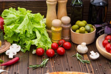 Malzemeler pişirme pizza. Hamur, sebze, peynir ve baharatlar