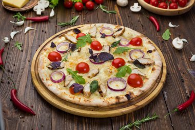Tavuk, domates, peynir ve soğan ile dekore edilmiş Yönetim Kurulu ile İtalyan Pizza roka ve fesleğen yaprakları