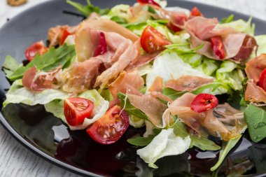 Prosciutto ile taze sebze salatası