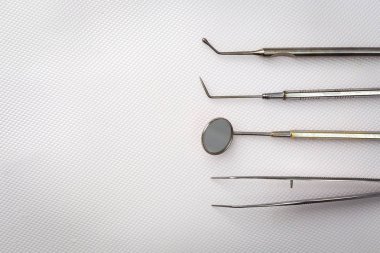 Beyaz arka plan üzerinde diş araçları en iyi görünümü. Stomatology