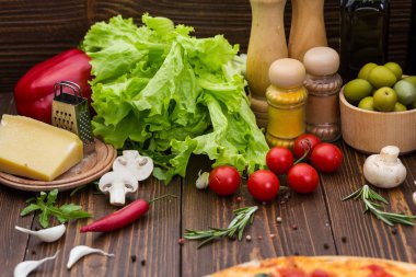 Malzemeler pişirme pizza. Hamur, sebze, peynir ve baharatlar