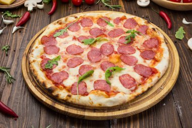 Mozzarella peyniri, salam ve roka ahşap zemin üzerine biberli pizza