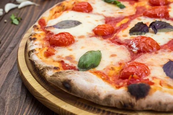 Pizza Rustica Italiana Margarita Con Mozzarella Pomodorini Foglie Basilico Fondo — Foto Stock
