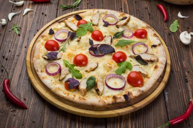 Tavuk, domates, peynir ve soğan ile dekore edilmiş Yönetim Kurulu ile İtalyan Pizza roka ve fesleğen yaprakları