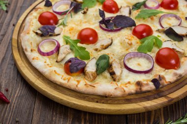 Tavuk, domates, peynir ve soğan ile dekore edilmiş Yönetim Kurulu ile İtalyan Pizza roka ve fesleğen yaprakları