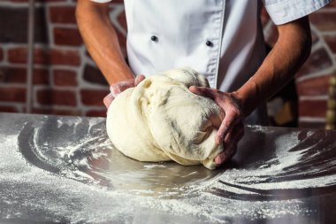 Pizza Hamur yapma Şef. Adam hazırlanıyor ekmek eller. Fırın ve pastane kavramı