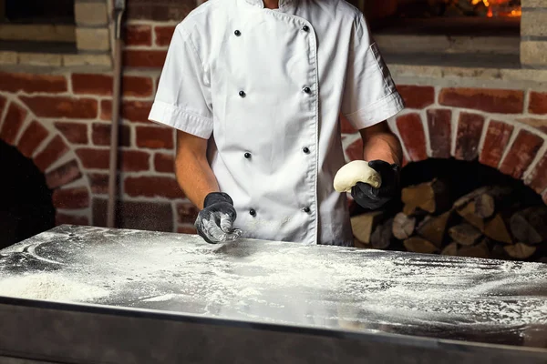 Kucharz Ciasta Pizzy Mężczyzna Ręce Przygotowanie Chleba Pojęcie Piekarń Cukierni — Zdjęcie stockowe