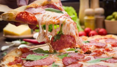 Mozzarella peyniri, salam ve roka ahşap zemin üzerine biberli pizza