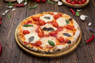ahşap arka plan üzerinde rustik İtalyan pizza Margarita mozzarella peyniri, domates ve fesleğen yaprakları