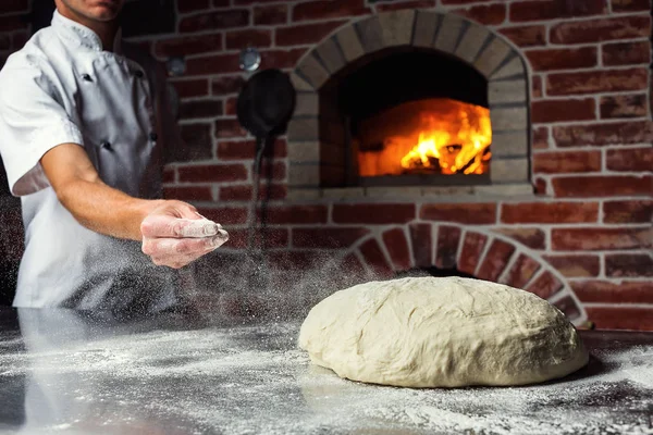 Šéfkuchař Těsta Pizzu Člověk Ruce Příprava Chleba Koncept Pečení Cukrárna — Stock fotografie