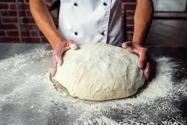 Kucharz Ciasta Pizzy Mężczyzna Ręce Przygotowanie Chleba Pojęcie Piekarń Cukierni — Zdjęcie stockowe