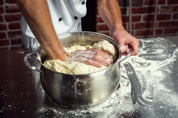 Šéfkuchař Těsta Pizzu Člověk Ruce Příprava Chleba Koncept Pečení Cukrárna — Stock fotografie