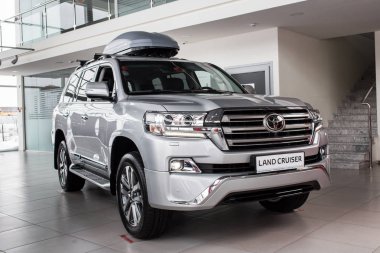 Vinnitsa, Ukrayna - 18 Mart 2018. Toyota Land Cruiser konsept otomobil - sunu showroom