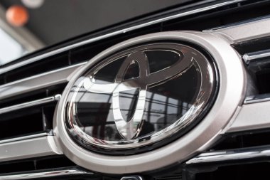 Vinnitsa, Ukrayna - 18 Mart 2018. Toyota Land Cruiser konsept otomobil - logo